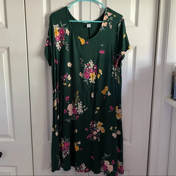 Old Navy green floral print dress, about knee length, size XL Old Navy green floral print dress, about knee length, size XL